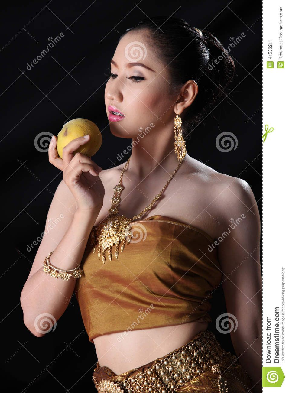 https://www.aldiario.com/wp-content/uploads/2022/09/thai-model-peach-traditional-dress-41533211.jpg